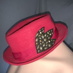 Red. Hat size:57cm